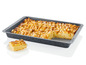 Un gâteau aux pommes aux amandes dans un moule.