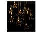 Guirlande lumineuse avec des étoiles dorées sur fond noir.