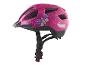 Casque de vélo rose pour enfants avec motifs papillons et cœurs.