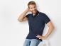 Polo homme bleu marine et jeans.