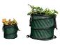 Deux sacs de jardin verts pliables remplis de feuilles et de branches.