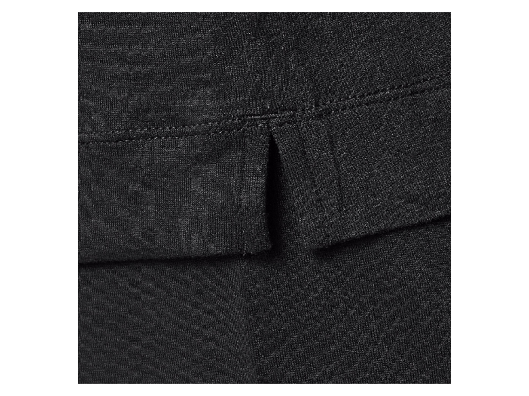 Détail du tissu d'un vêtement noir.