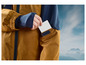 Veste imperméable kaki avec une poche à fermeture éclair et velcro.