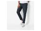 Pantalons chinos foncés et baskets blanches pour homme.