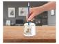 Taille-crayon et crayon sur une table en bois.