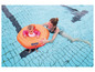 Un bébé dans une bouée de natation orange BEMA dans une piscine.