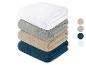 Une pile de serviettes de bain de différentes couleurs, dont blanc, gris, beige et bleu.