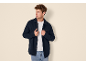 Homme portant une surchemise bleu marine, un t-shirt blanc et un jean.