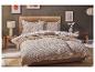 Chambre avec un lit en bois, une housse de couette beige à motif géométrique et des tables de chevet.