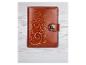 Portefeuille en cuir marron avec motif floral gravé et fermeture à bouton-pression