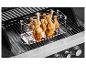 Poulet rôti sur un grill à gaz avec support à volaille.