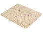 Tapis de bain beige avec une texture ondulée.