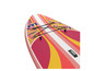 Un paddleboard gonflable rose avec un motif tropical.