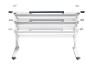 Bureau blanc ajustable avec plusieurs tablettes.