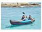 Un couple pagaye dans un kayak gonflable Crivit sur une eau turquoise.