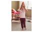 Fille en t-shirt rose et pantalon marron jouant avec des pots de fleurs.