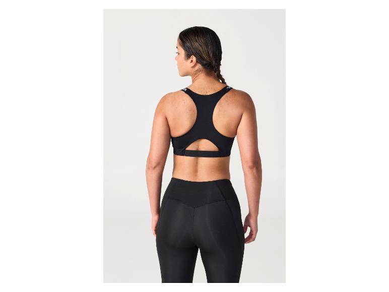 Femme en brassière de sport noire et leggings, vue de dos