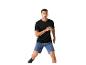 Homme en t-shirt noir et short bleu en train de courir.