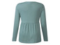 Un t-shirt à manches longues bleu clair pour femme.