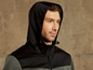 Homme avec un sweat à capuche noir zippé