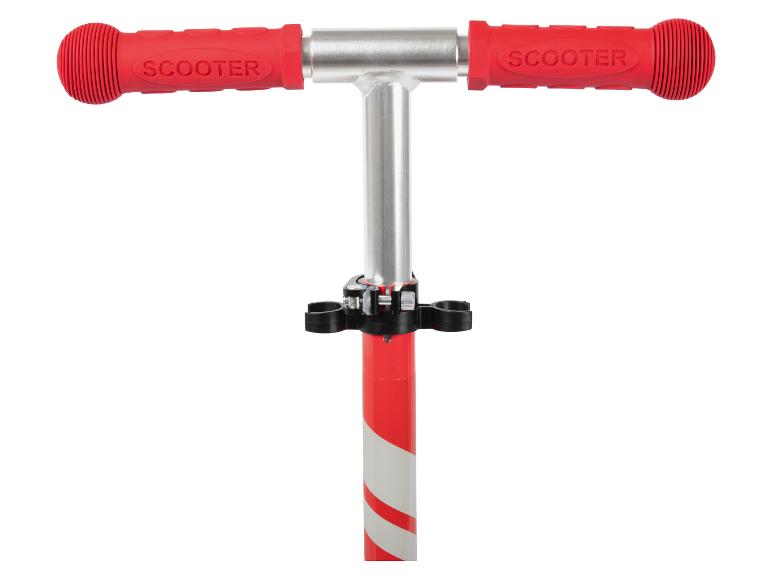 Scooter rouge avec poignées en caoutchouc.