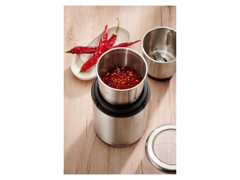 Moulin à épices en acier inoxydable avec flocons de piment et poivrons rouges séchés.