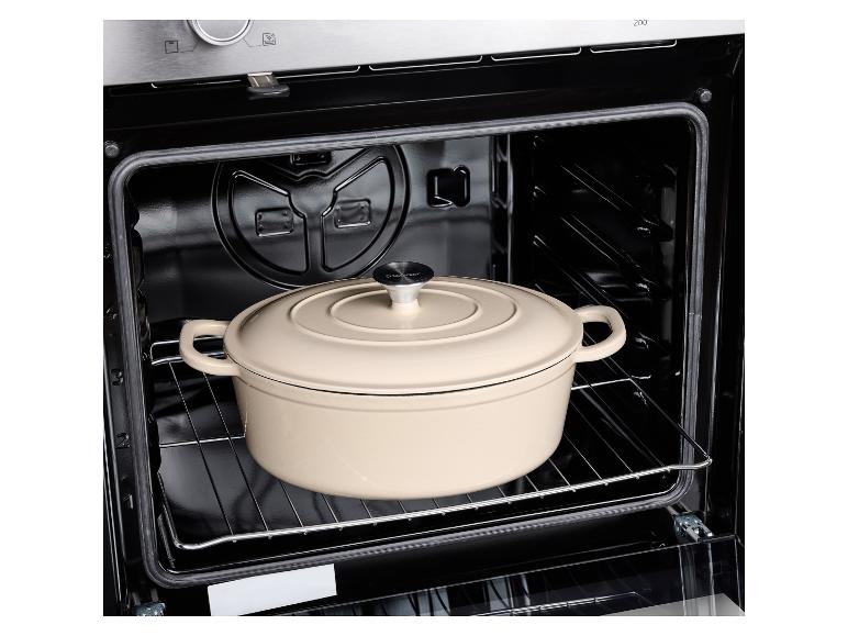 Cocotte en fonte beige SilverCrest dans un four noir