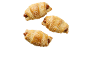 Trois croissants salés avec saucisse et graines de sésame sur fond noir.