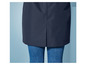 Une veste bleu marine sur un jean.