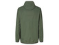 Une veste coupe-vent verte à capuche.