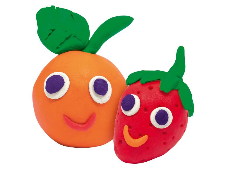 Une orange et une fraise en pâte à modeler avec des visages souriants.