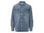 Une chemise en jean bleu clair à manches longues.