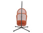 Un fauteuil suspendu orange avec un cadre en métal.