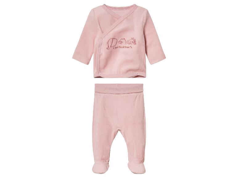 Une grenouillère rose pour bébé avec des manches longues et un pantalon, avec un imprimé animal.