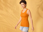 Une femme portant un débardeur orange et un short en jean bleu.