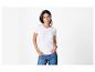 Modèle portant un t-shirt blanc et un jean.