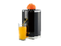 Presse-agrumes noir avec une orange coupée en deux et un verre de jus d'orange frais.