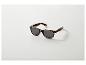 Lunettes de soleil à monture écaille de tortue et verres foncés sur fond blanc.
