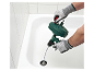 Un homme utilise un déboucheur Parkside pour nettoyer une baignoire.