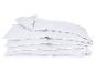 Pile de couettes et oreillers blancs