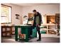 Homme en tenue de travail avec boîte à outils PARKSIDE® dans un atelier.