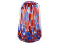 Un vase en verre rouge et bleu à pois.