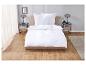 Draps blancs sur un lit dans une chambre moderne.