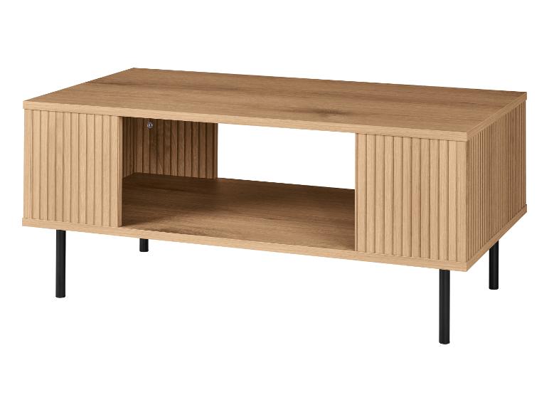 Table basse en bois avec portes nervurées et pieds noirs.