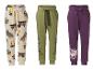 Trois pantalons de jogging pour enfants : un beige à motifs de camions, un vert kaki avec des taches et un violet avec une licorne.