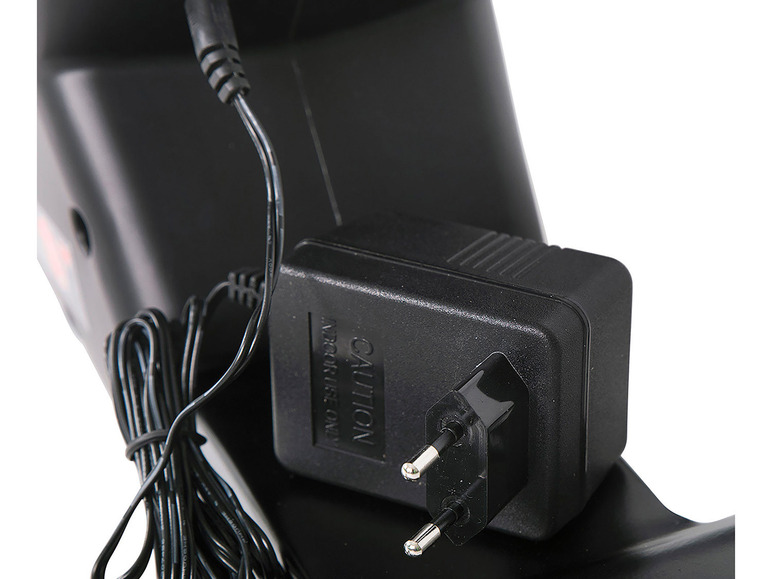 Un adaptateur noir avec un câble pour charger un appareil.