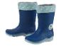 Deux bottes de pluie bleues pour enfants, doublées de fourrure et décorées d'un motif mignon.