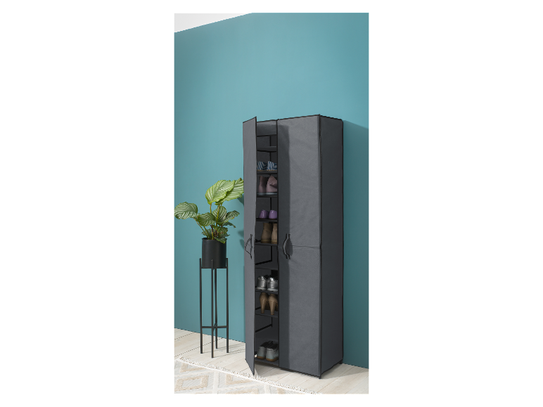 Meuble à chaussures en tissu gris contenant plusieurs paires de chaussures.