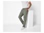 Un homme portant un pantalon vert et des baskets blanches.