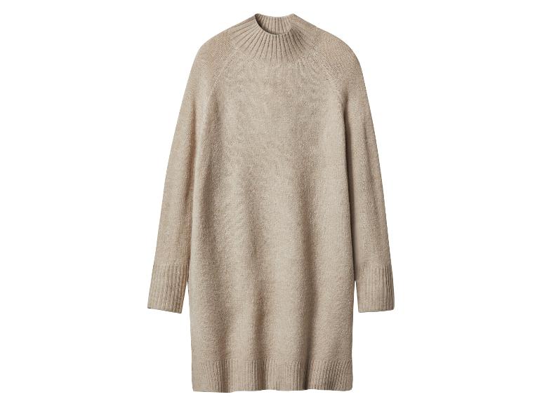 Une robe pull beige à col montant.